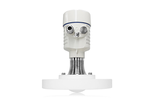 How do advanced radar level transmitters perform when measuring viscous or corrosive media?