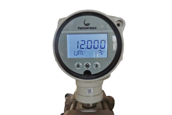 How does the measuring range of a pressure transmitter match the operating pressure?